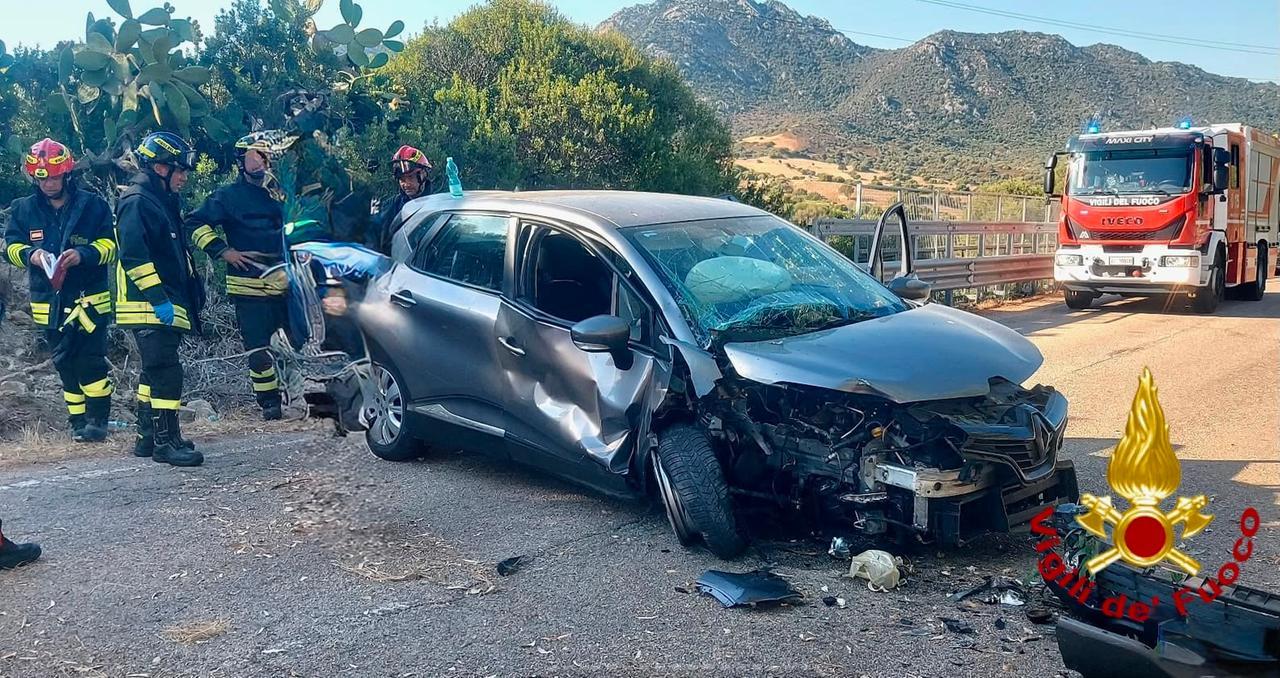 Olbia, auto sbatte sul guard rail e finisce al centro della strada: soccorso il conducente