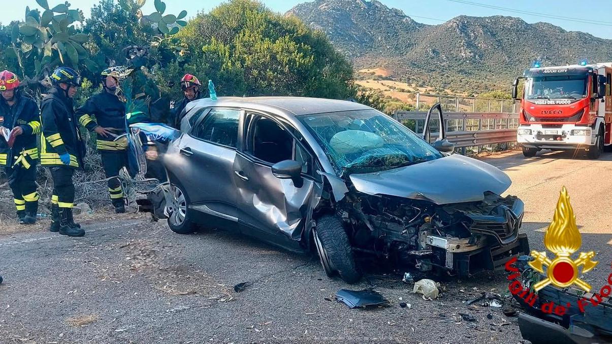 Olbia, auto sbatte sul guard rail e finisce al centro della strada: soccorso il conducente