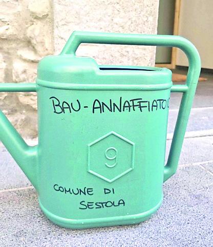 Sulle vie del centro di Sestola compaiono i “Bau annaffiatoi”. Il sindaco Magnani: «Ci sono tanti cani lungo le strade. Così avremo più pulizia»