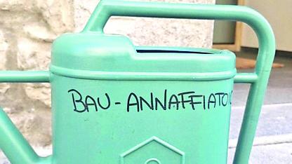 Sulle vie del centro di Sestola compaiono i “Bau annaffiatoi”. Il sindaco Magnani: «Ci sono tanti cani lungo le strade. Così avremo più pulizia»