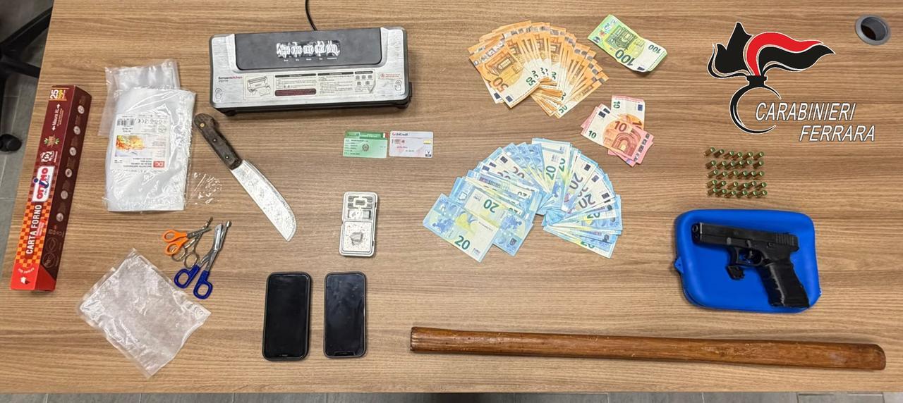 Sant’Agostino, cercano le armi e trovano la droga