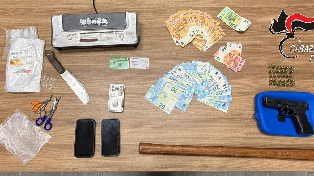 Sant’Agostino, cercano le armi e trovano la droga