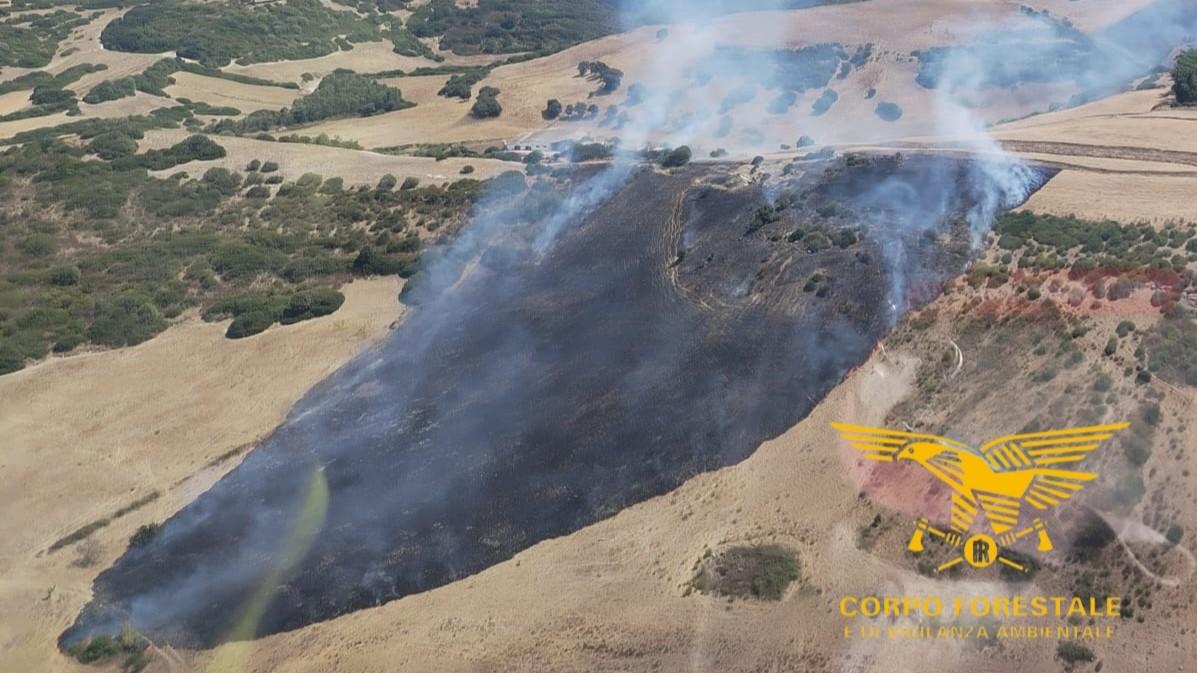Incendi, elicotteri in azione ad Arzana e Villaurbana: domani allerta arancione in 12 zone dell’isola