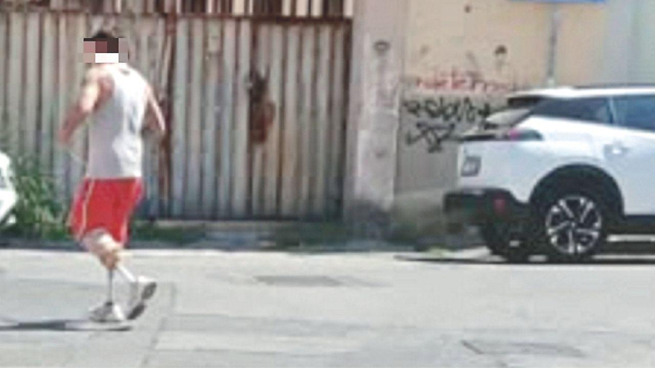 Il presunto rapinatore fotografato dal titolare del negozio