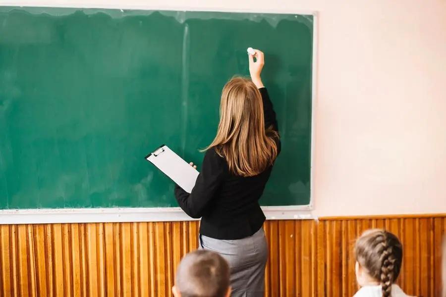Sassari, ha 67 anni, niente pensione e la scuola la cancella dalle graduatorie per le supplenze: la Corte d’appello ribalta tutto