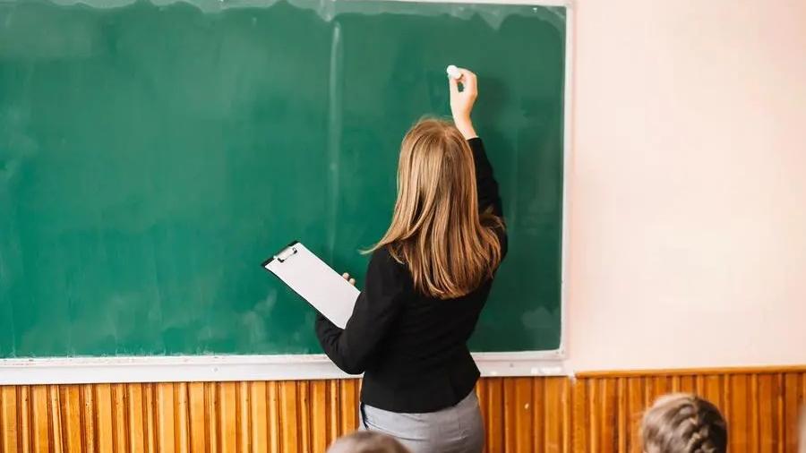 Sassari, ha 67 anni, niente pensione e la scuola la cancella dalle graduatorie per le supplenze: la Corte d’appello ribalta tutto