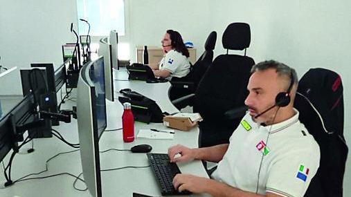Personale al lavoro durante una telefonata