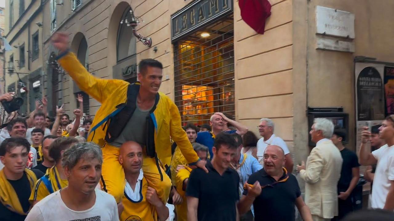 Tittia mentre festeggia la vttoria dell'ultimo Palio di luglio