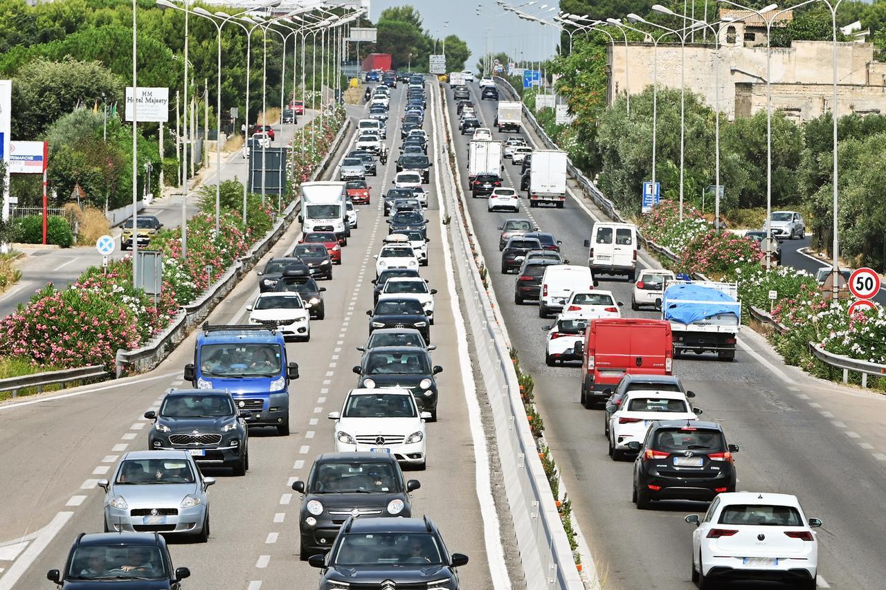 Ferragosto, 13 milioni di italiani in vacanza ma 4,4 milioni rinunciano per motivi economici