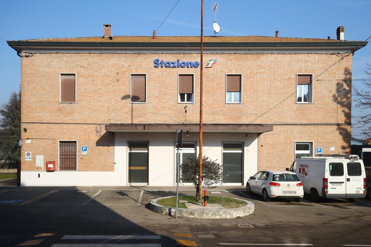 Argenta, treno bloccato per colpa di una bicicletta