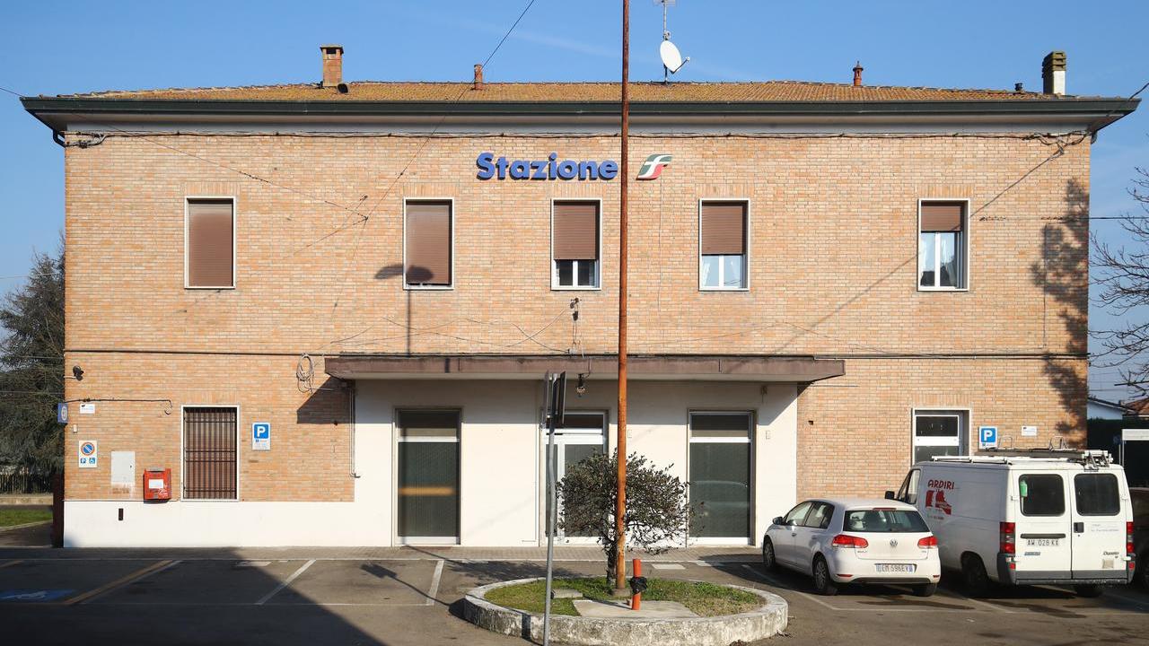 Argenta, treno bloccato per colpa di una bicicletta