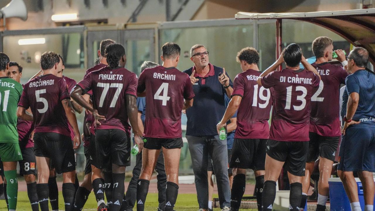 Lucarelli e la squadra (foto Stick)