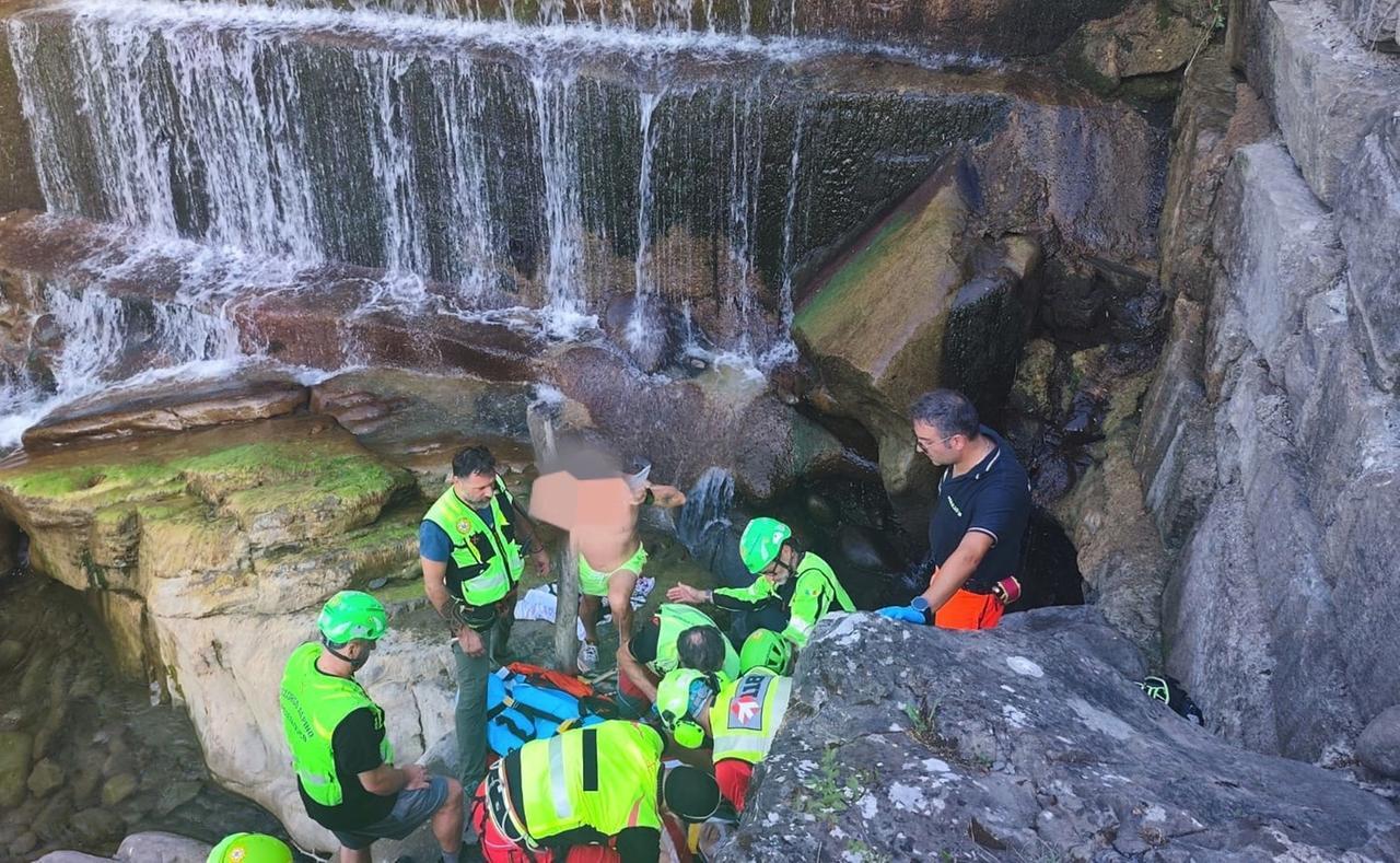 Precipita dalle cascate a Fanano: grave una 70enne