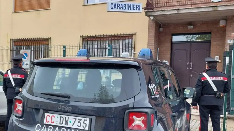 Tira sassi al trattore del vicino di casa e ne ostruisce il passaggio: agricoltore nei guai