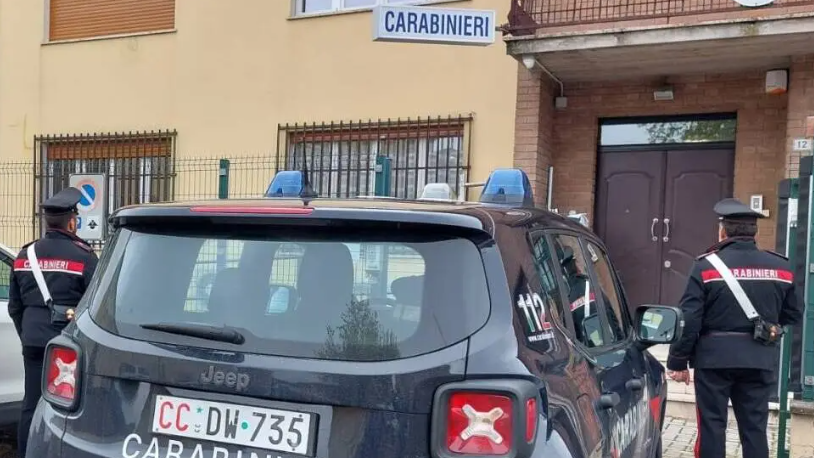 Tira sassi al trattore del vicino di casa e ne ostruisce il passaggio: agricoltore nei guai