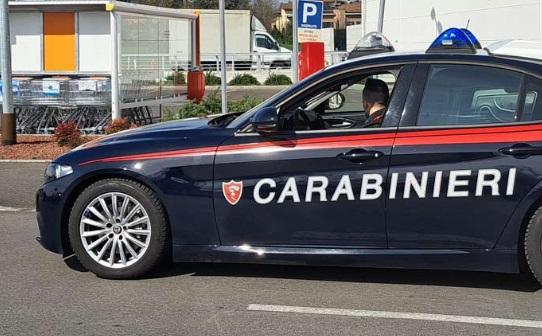 Luzzara, gli strappa dal collo la catenina d’oro, poi scappa