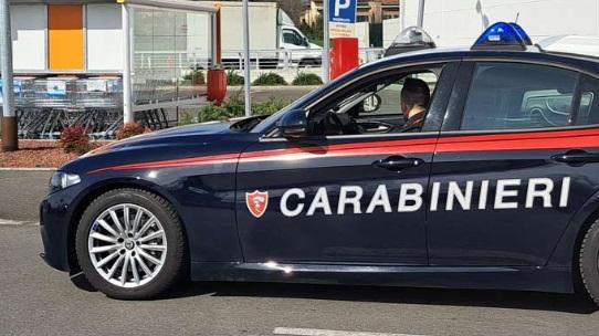 Luzzara, gli strappa dal collo la catenina d’oro, poi scappa