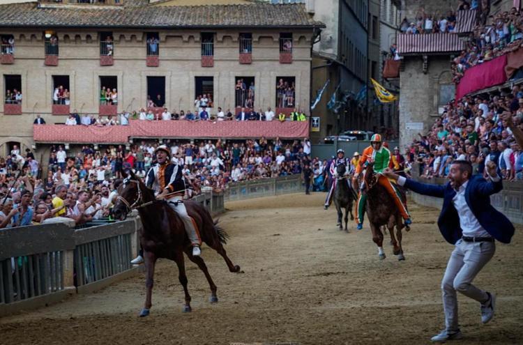Il Palio dell’Assunta a Siena, oggi Tittia insegue la 13esima vittoria: tutti i fantini e cavalli in gara