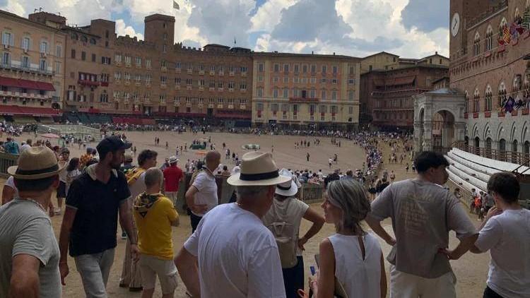 La pioggia ferma un’altra volta cavalli e cavalieri: rinviato il Palio dell’Assunta