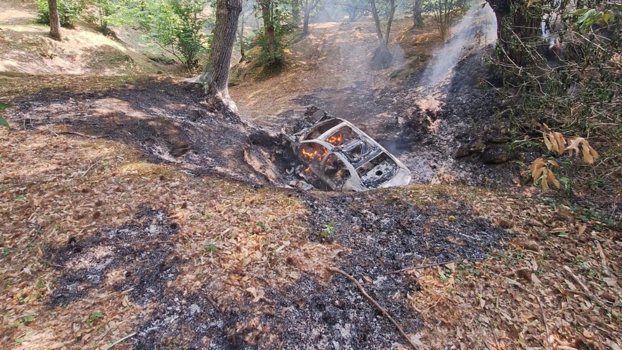 L'auto distrutta dalle fiamme nella scarpata