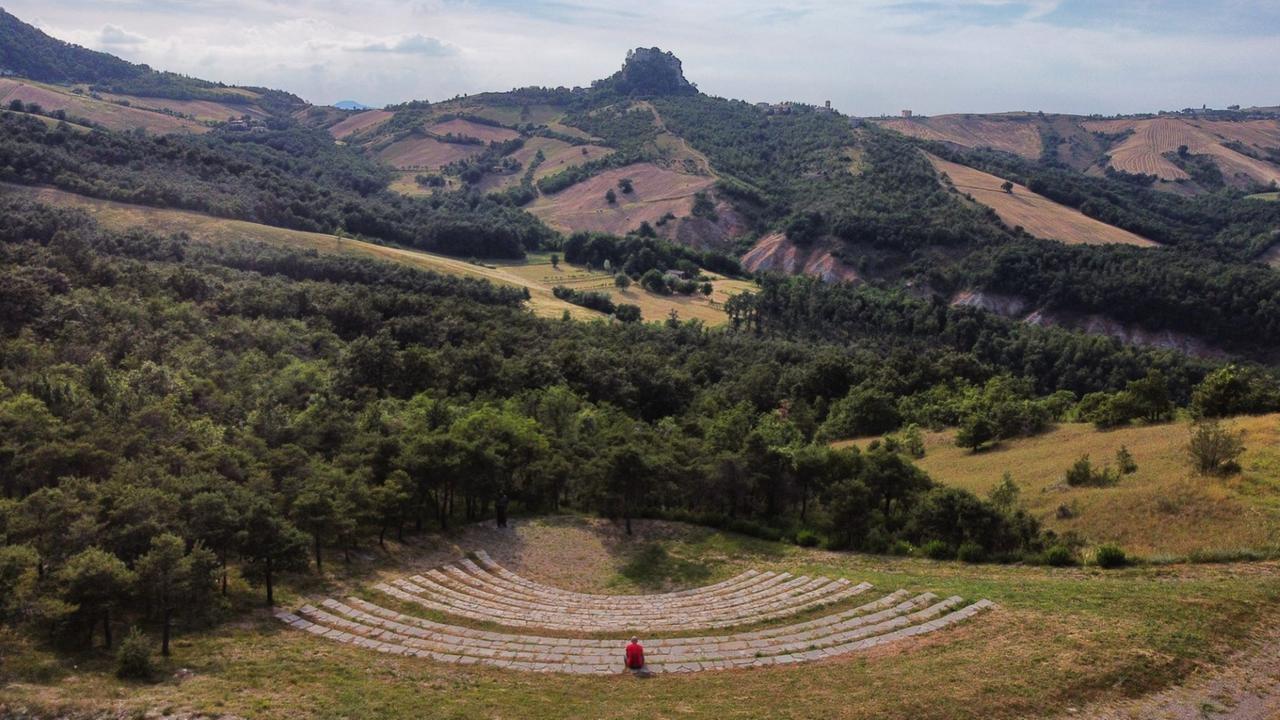 Via Matildica del Volto Santo, come è nato il cammino di 300 chilometri da Mantova a Lucca: le 11 tappe, la storia e il ruolo di don Giordano Goccini