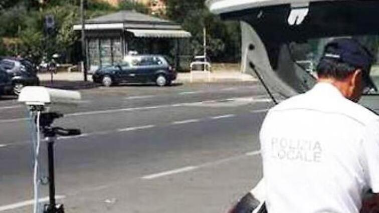 Multato per l’auto sul marciapiede, ma la macchina era in sosta altrove<br>