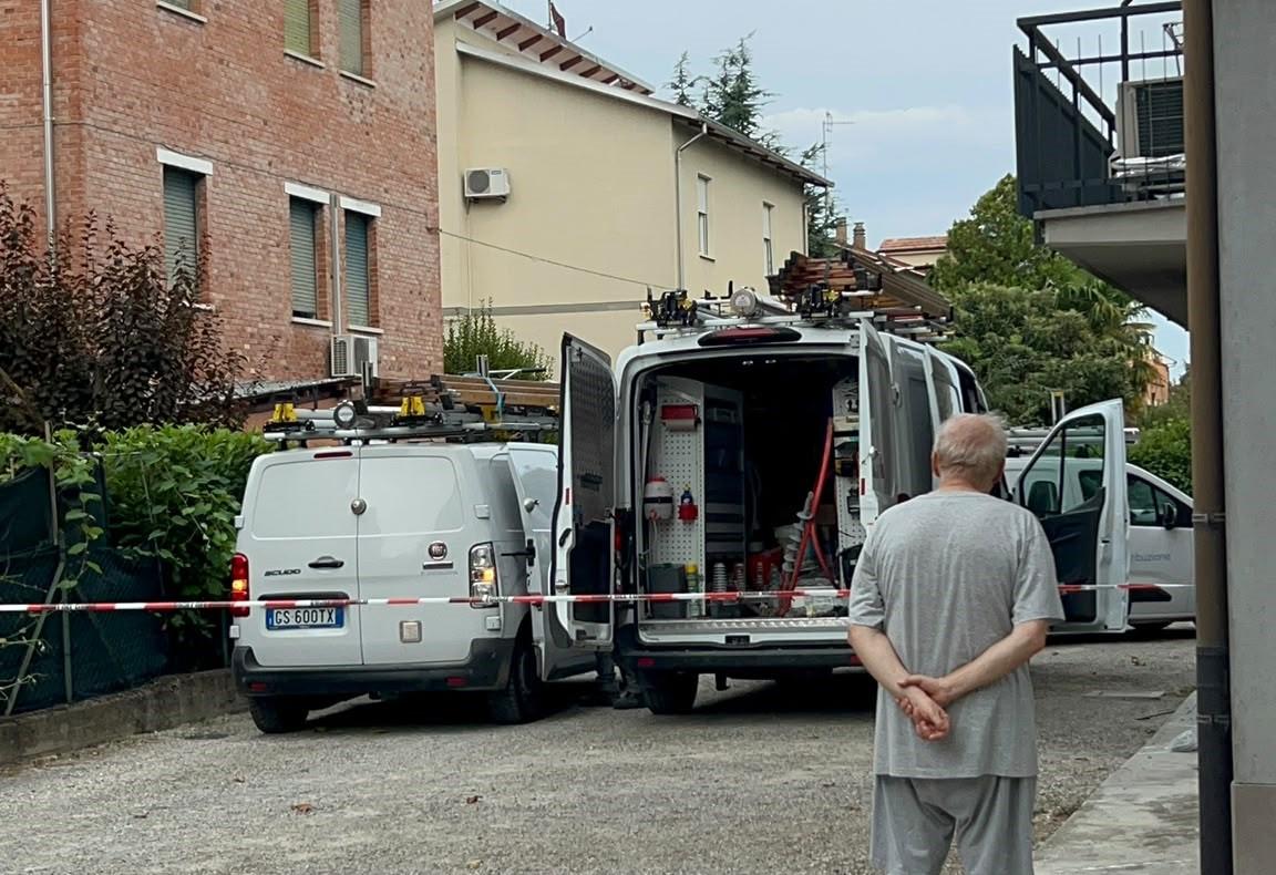 Reggio Emilia, incendio in una cabina elettrica: maxi blackout tra Rivalta e Buco del Signore, tecnici al lavoro