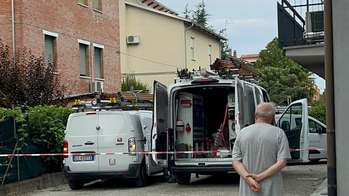 Tecnici al lavoro dove ha preso fuoco la centralina in un condominio di via Pellegrino Spaggiari