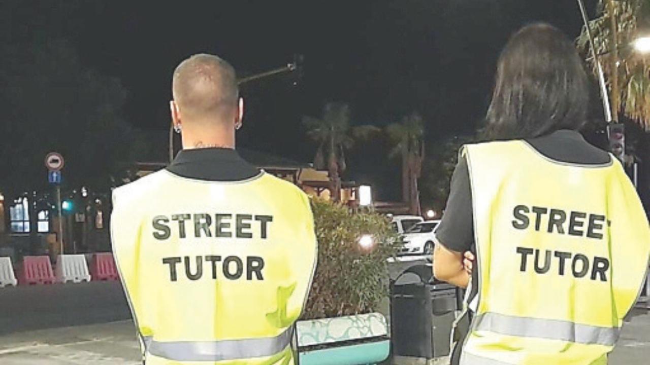 Carrara, 17enne picchiato per strada da due giovani: il padre lo accompagna in ospedale
