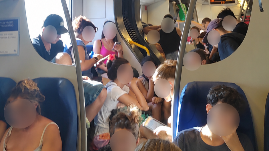 Odissea sul treno Sassari-Cagliari, il racconto di un passeggero: «Come bestie, ammassati e senza aria condizionata»