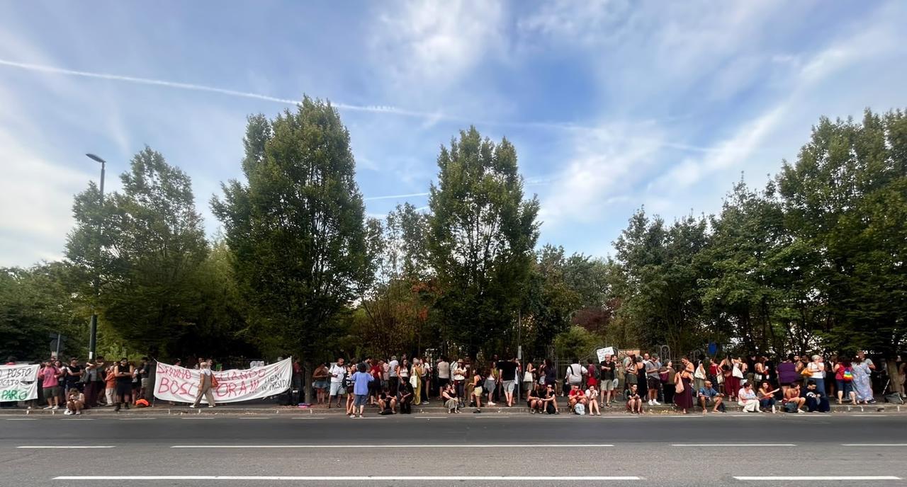Ospizio, decine di persone al presidio già dall’alba per difendere il bosco