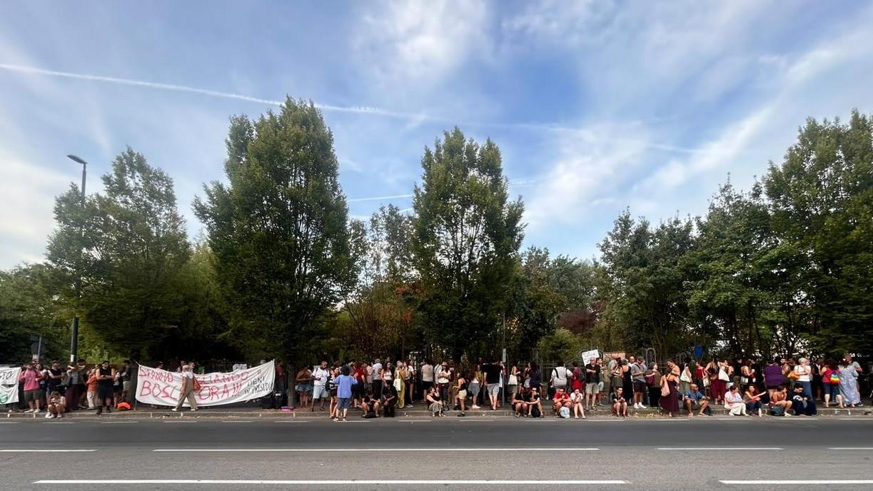 Ospizio, decine di persone al presidio già dall’alba per difendere il bosco