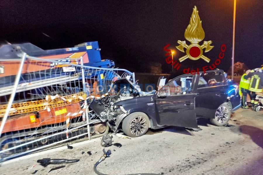 Si schianta contro il mezzo di un cantiere a Polesella, ragazzo in fin di vita