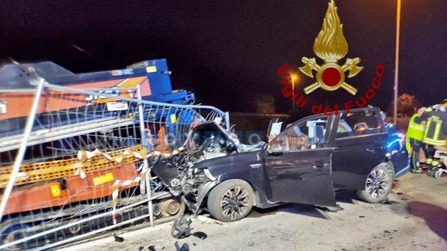 Si schianta contro il mezzo di un cantiere a Polesella, ragazzo in fin di vita