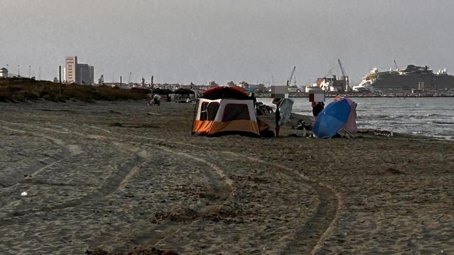 Il segno lasciato dai falò accesi sulla spiaggia libera di Calambrone