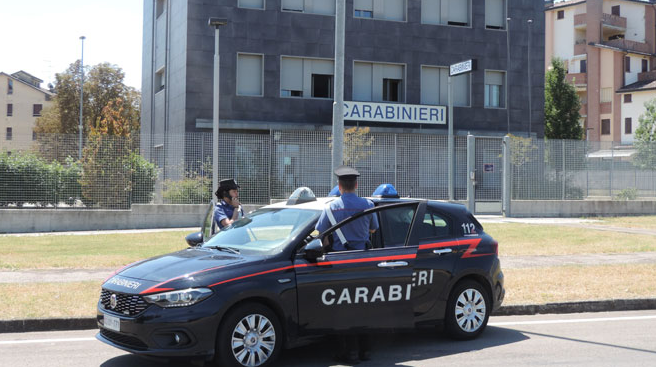 Segue e importuna tre ragazzine di ritorno dal parco di Villalunga, poi palpeggia una di loro: 30enne denunciato
