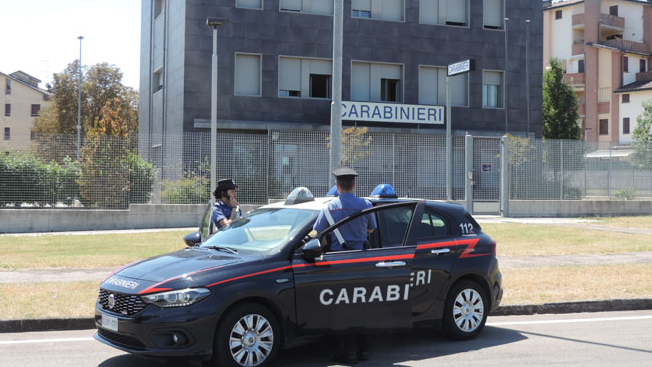 Segue e importuna tre ragazzine di ritorno dal parco di Villalunga, poi palpeggia una di loro: 30enne denunciato