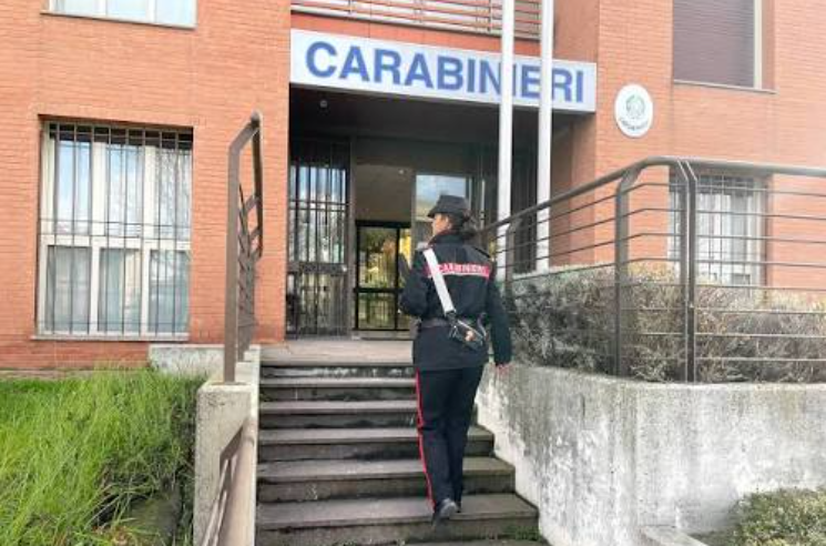 Dal ristorante spariscono uova, coltelli professionali e pietanze: le telecamere incastrano il cuoco