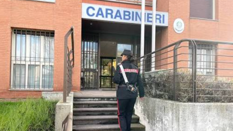 Dal ristorante spariscono uova, coltelli professionali e pietanze: le telecamere incastrano il cuoco
