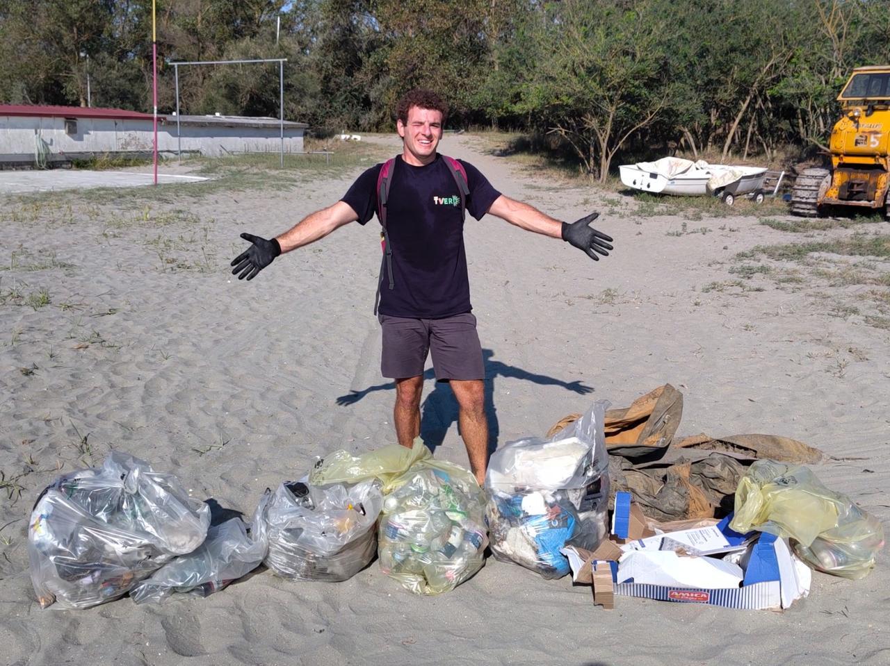 Lido Volano, il giovane volontario Cimitan pulisce la spiaggia: «Quest’anno ho notato più rispetto»