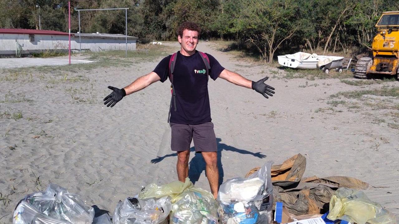 Lido Volano, il giovane volontario Cimitan pulisce la spiaggia: «Quest’anno ho notato più rispetto»