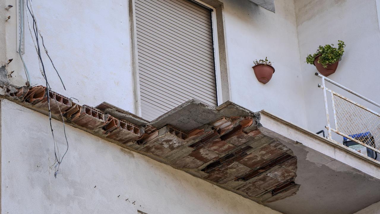 Il terrazzo collassato (foto Stick)