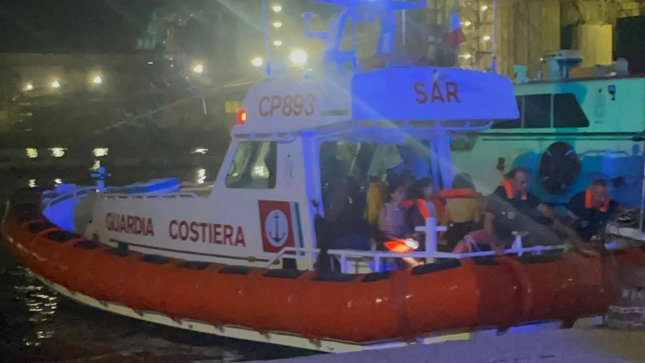 Emergenza in mare, una barca urta gli scogli e rimane incagliata: tre persone in ospedale – Cosa è successo