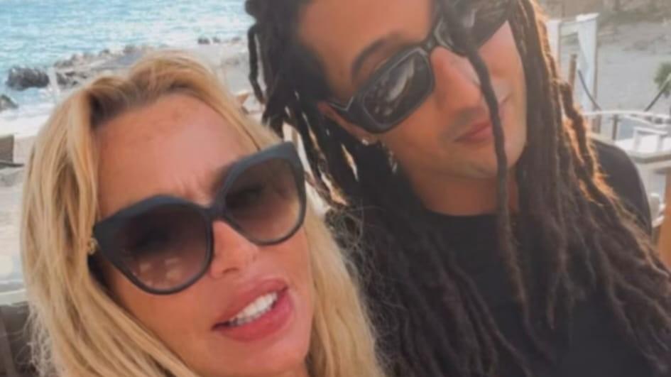 Ghali e Valeria Marini, abbraccio stellare in Sardegna
