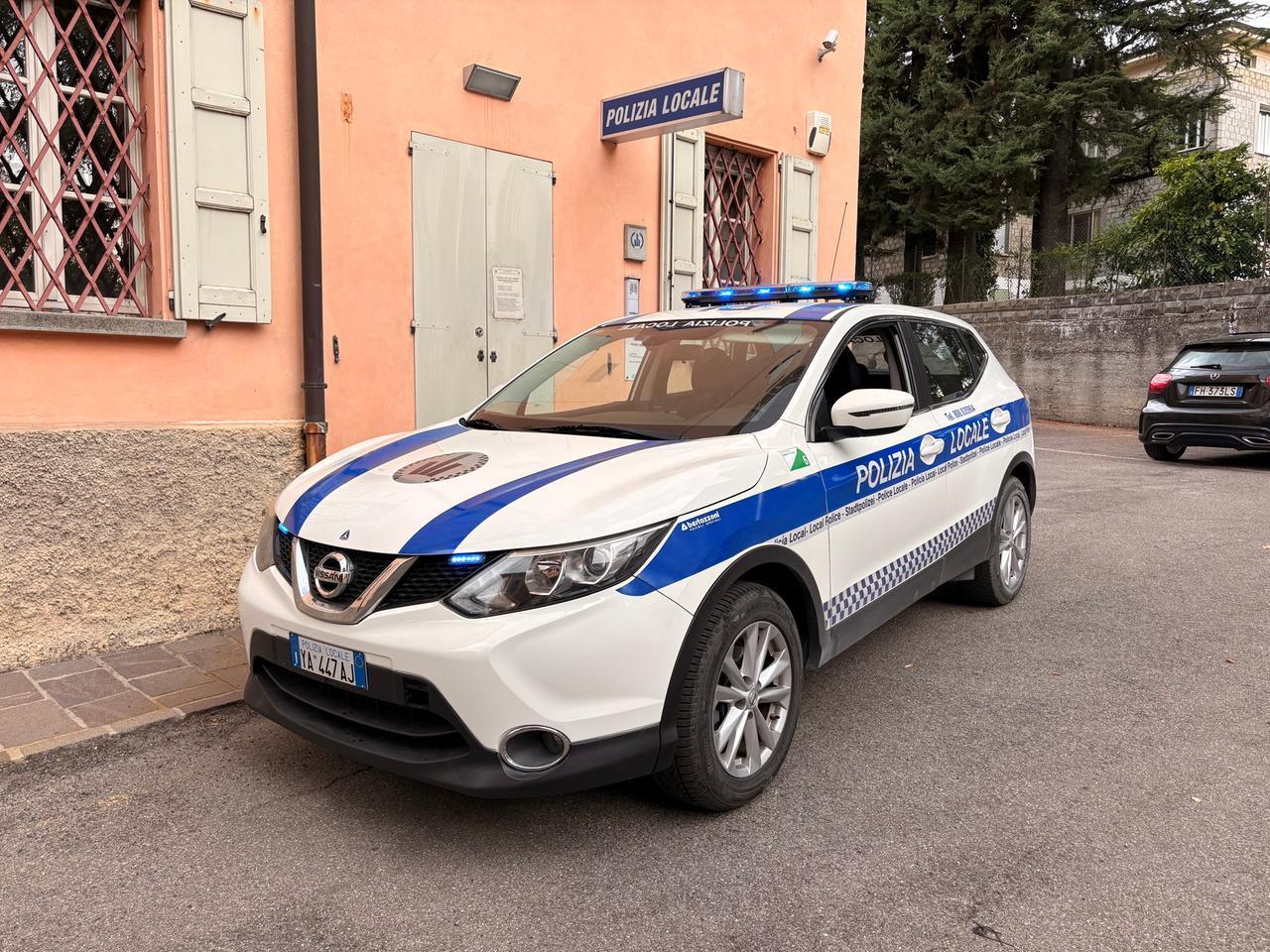 Chiama l’ex moglie fino a 90 volte al giorno, la pedina e la offende: scatta il braccialetto elettronico