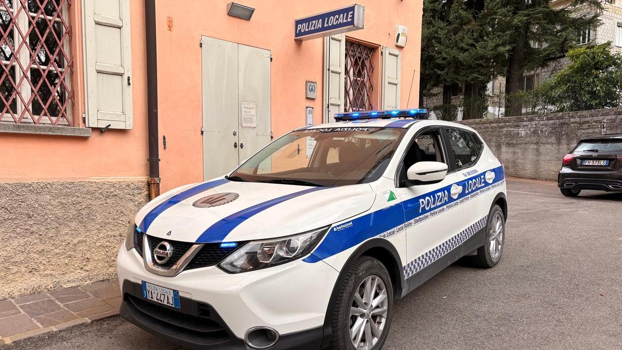 Chiama l’ex moglie fino a 90 volte al giorno, la pedina e la offende: scatta il braccialetto elettronico