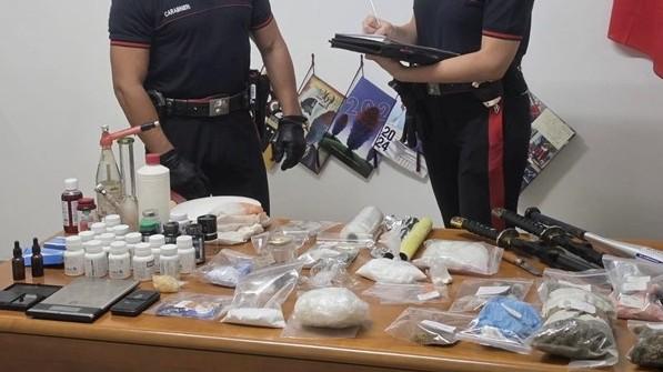 Nel camper carico di ketamina, Mdma e cocaina avevano anche due spade: arrestata una coppia