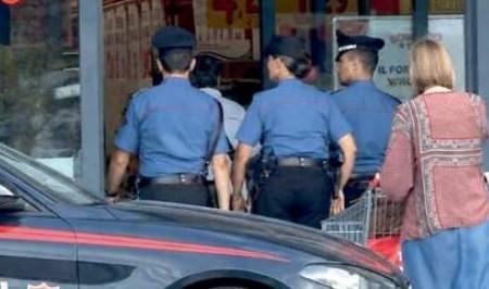 Furto nel market: inseguimento tra gli scaffali e un dipendente aggredito