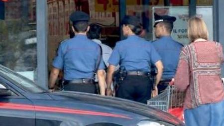 Furto nel market: inseguimento tra gli scaffali e un dipendente aggredito