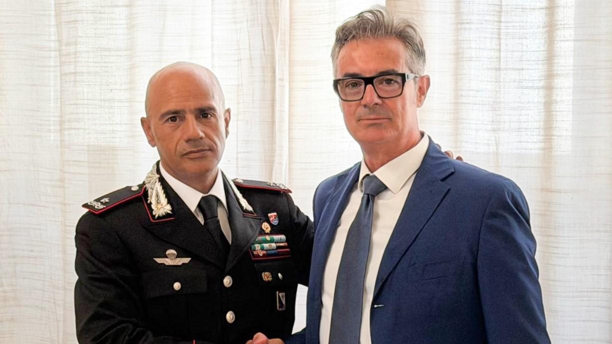 Antonello Deriu in borghese insieme al generale di Brigata Francesco Rizzo